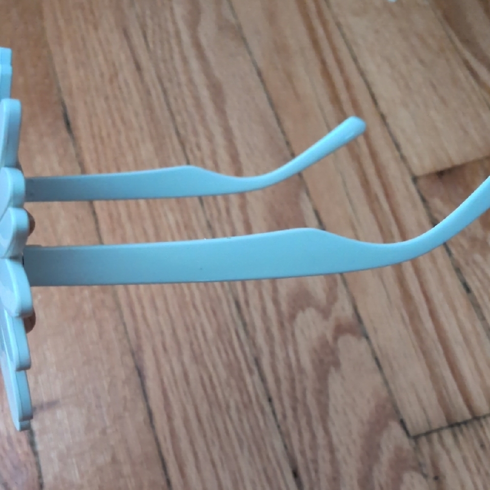 White Daisy‎ Shaped Sunglasses - Picture 5 of 8